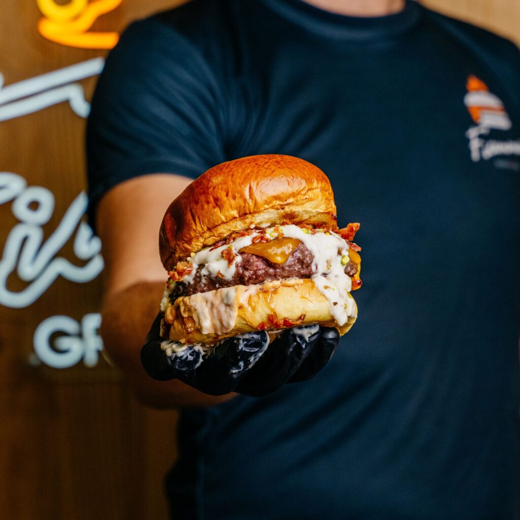 Staff de Fiamma mostrando una top burger